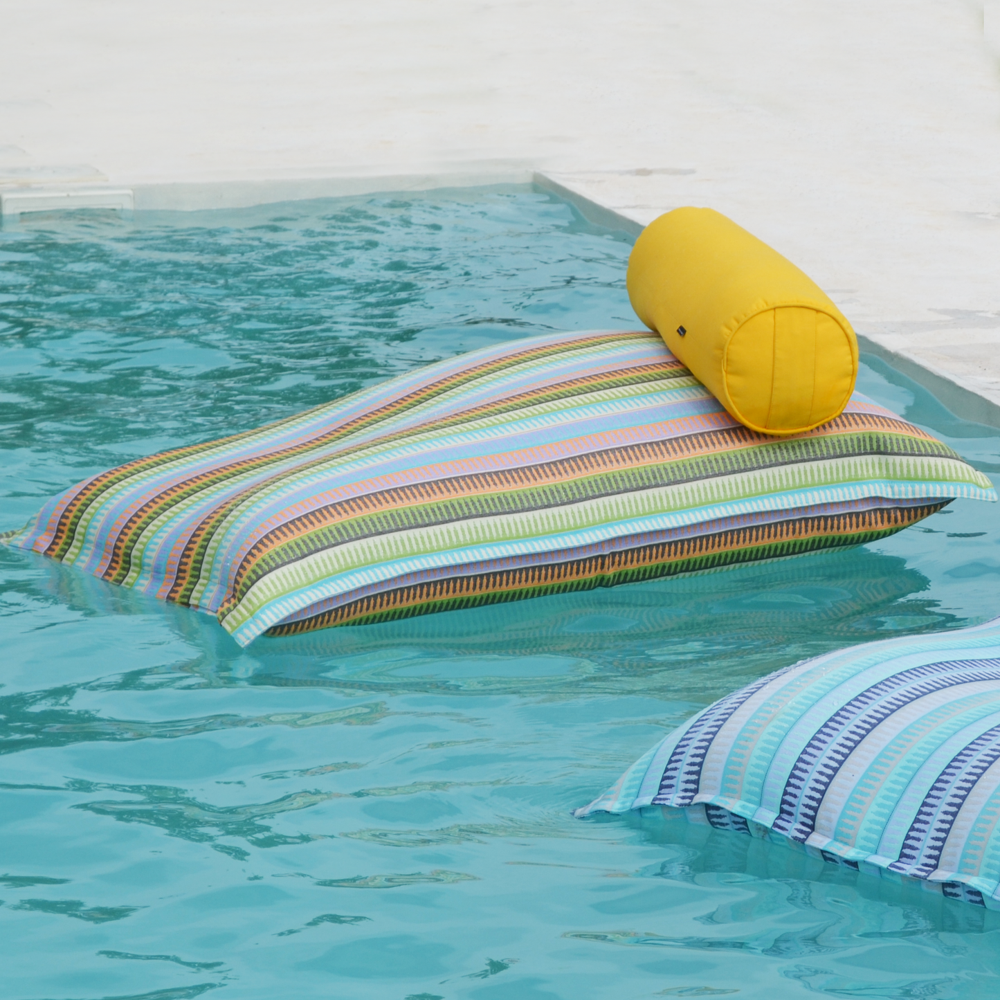 Pool Sitzsack Ibiza Junior, für Kinder, , Luftmatratze Luxus, Verwendung: im Wasser und an Land. 5 Jahre Garantie. Farbe: bunt, mehrfarbig, Blau, Orange, Grün, Schwarz. Marke: chillisy. Online kaufen.