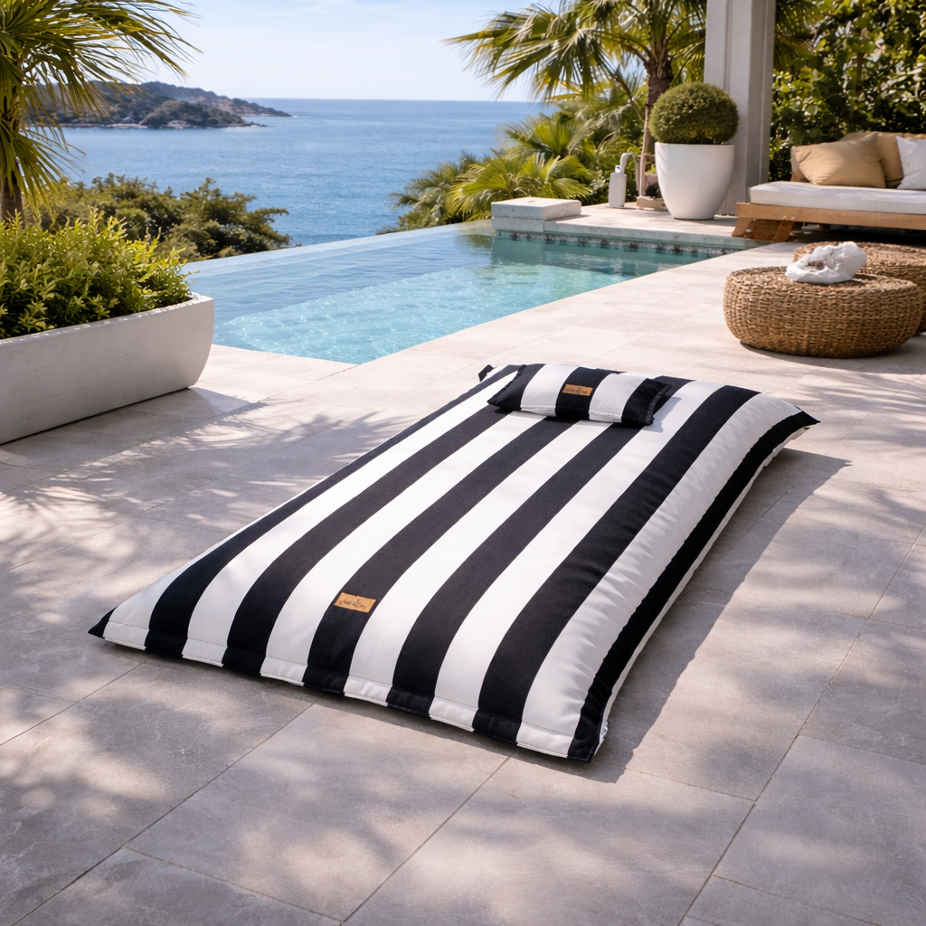 Schwarz weiß gestreifter Pool Sitzsack Lungo von chillisy am Pool liegend.