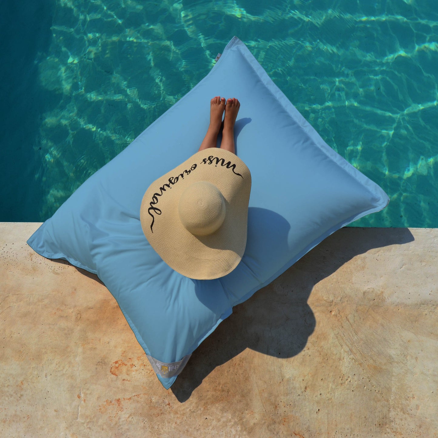 Pool Sitzsack Junior 130x100 cm Hellblau von chillisy hergestellt in Deutschland auf dem Pool, Wasser und an Land verwendbar. 