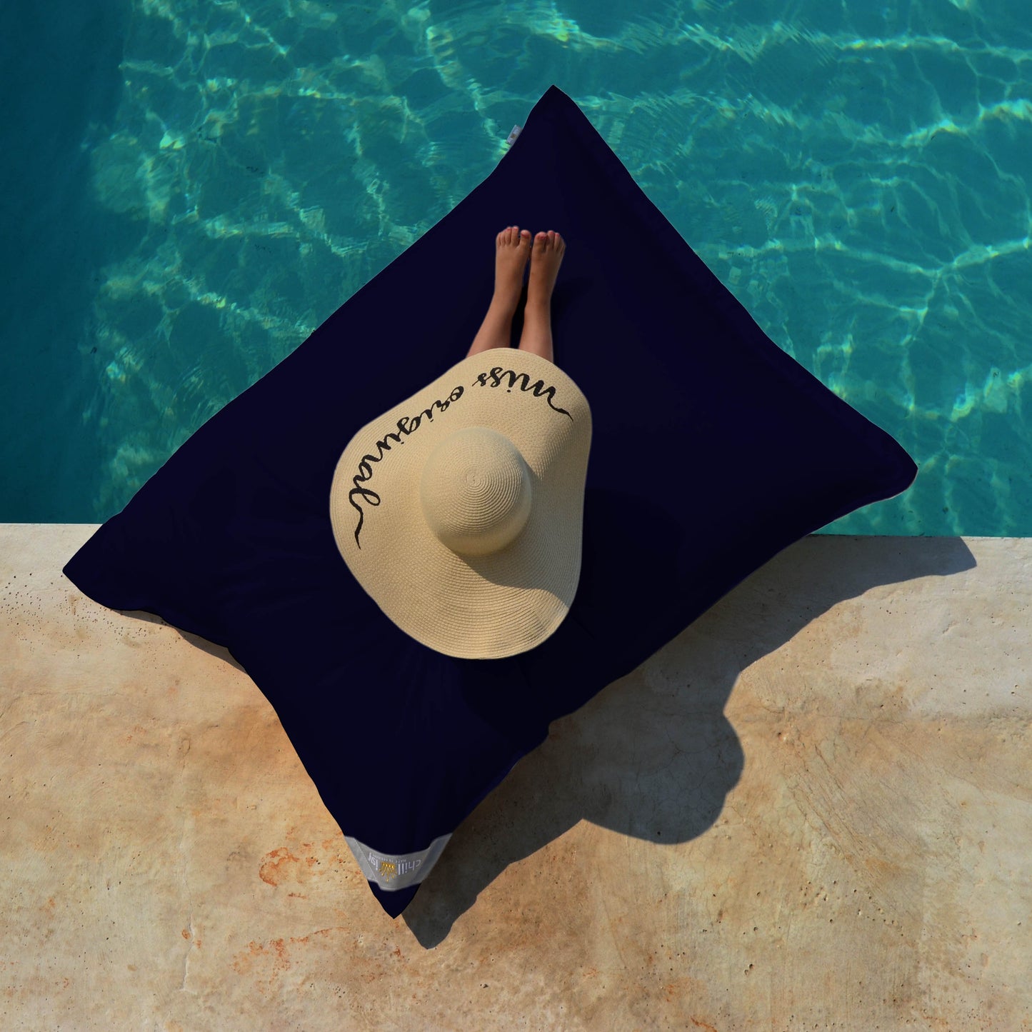 Pool Sitzsack Junior 130x100 cm Marine Blau von chillisy hergestellt in Deutschland auf dem Pool, Wasser und an Land verwendbar. 