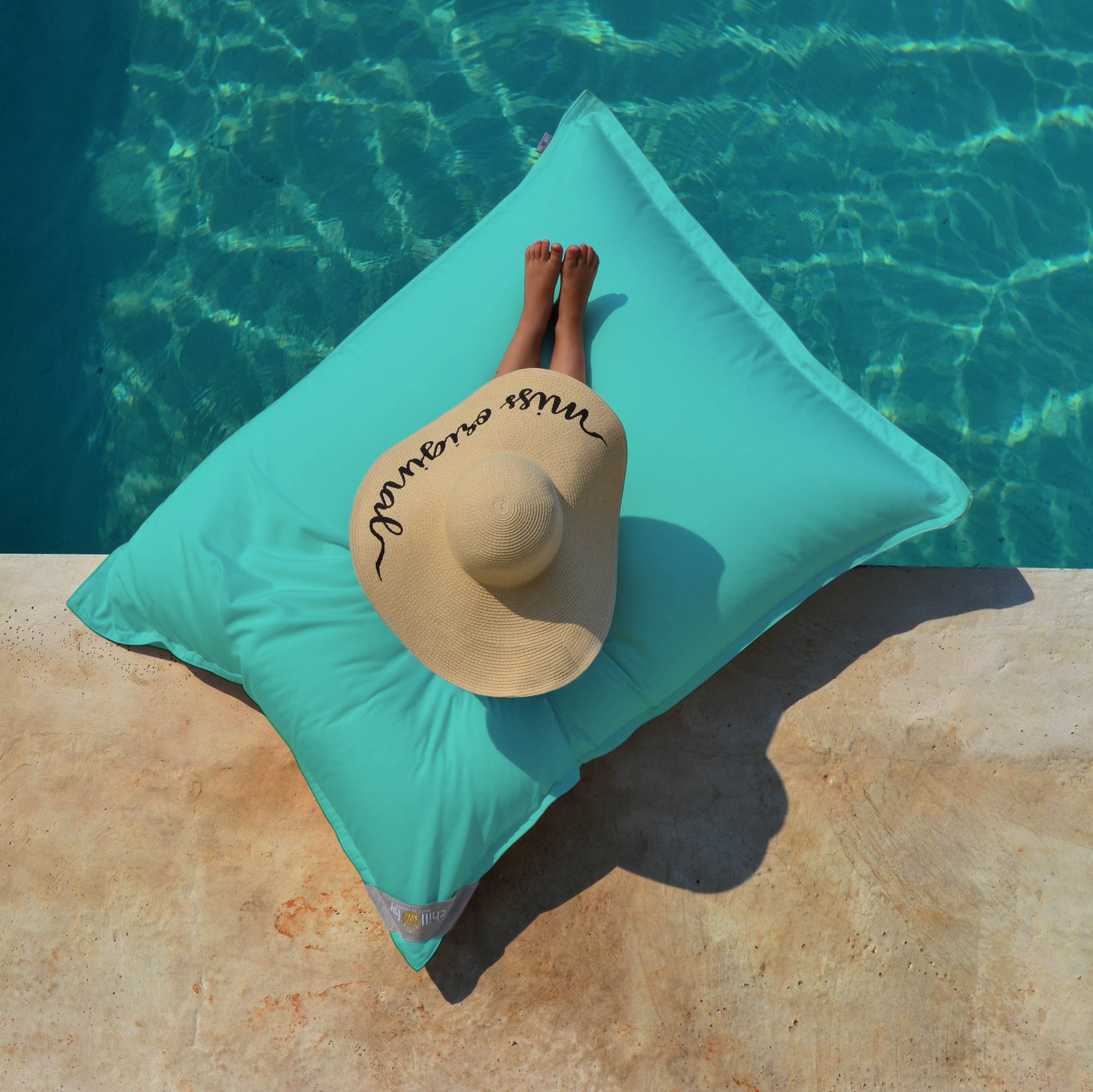 Pool Sitzsack Junior 130x100 cm Mint von chillisy hergestellt in Deutschland auf dem Pool, Wasser und an Land verwendbar. 