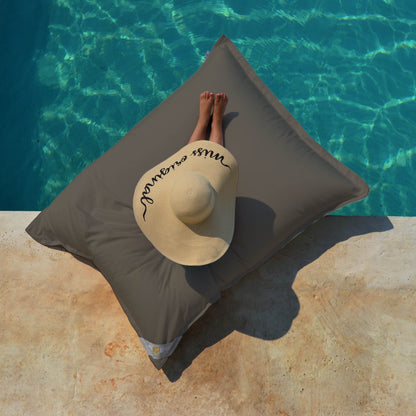 Pool Sitzsack Junior 130x100 cm Taupe von chillisy hergestellt in Deutschland auf dem Pool, Wasser und an Land verwendbar. 
