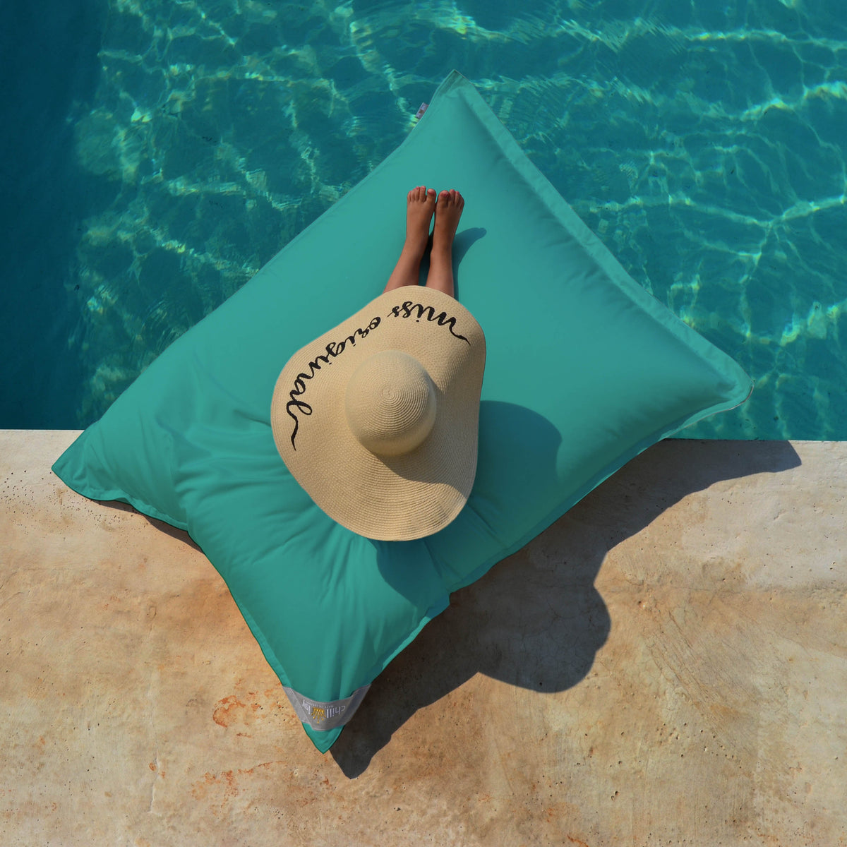 Pool Sitzsack Junior 130x100 cm Türkis von chillisy hergestellt in Deutschland auf dem Pool, Wasser und an Land verwendbar. 