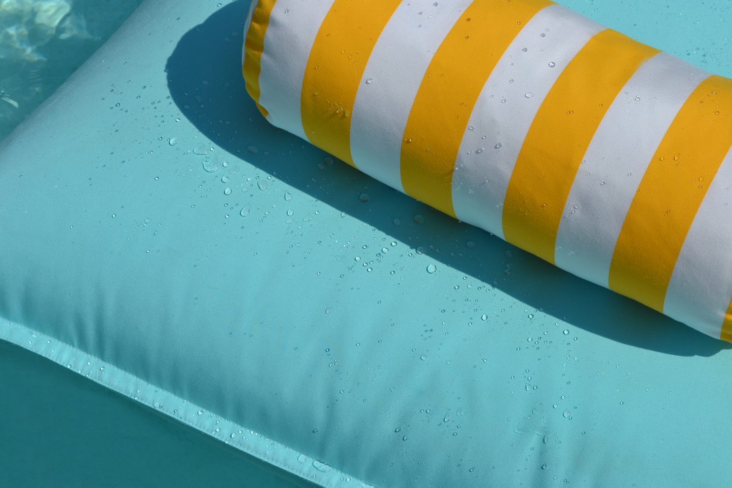 Pool Sitzsack Premium Poolkissen,  Schwimmrolle Gelb Weiß gestreift, Luxus Luftmatratze,  Farbe: Mint Türkis, schwimmende Liege, chillisy