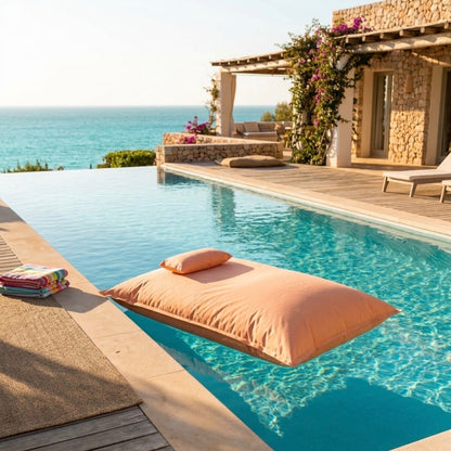 Wasserdichter Pool Sitzsack Premium 160/120 cm in Rosa mit Piccolino Schwimmkissen 30/40 cm von chillisy im Pool schwimmend. Hergestellt in Deutschland.