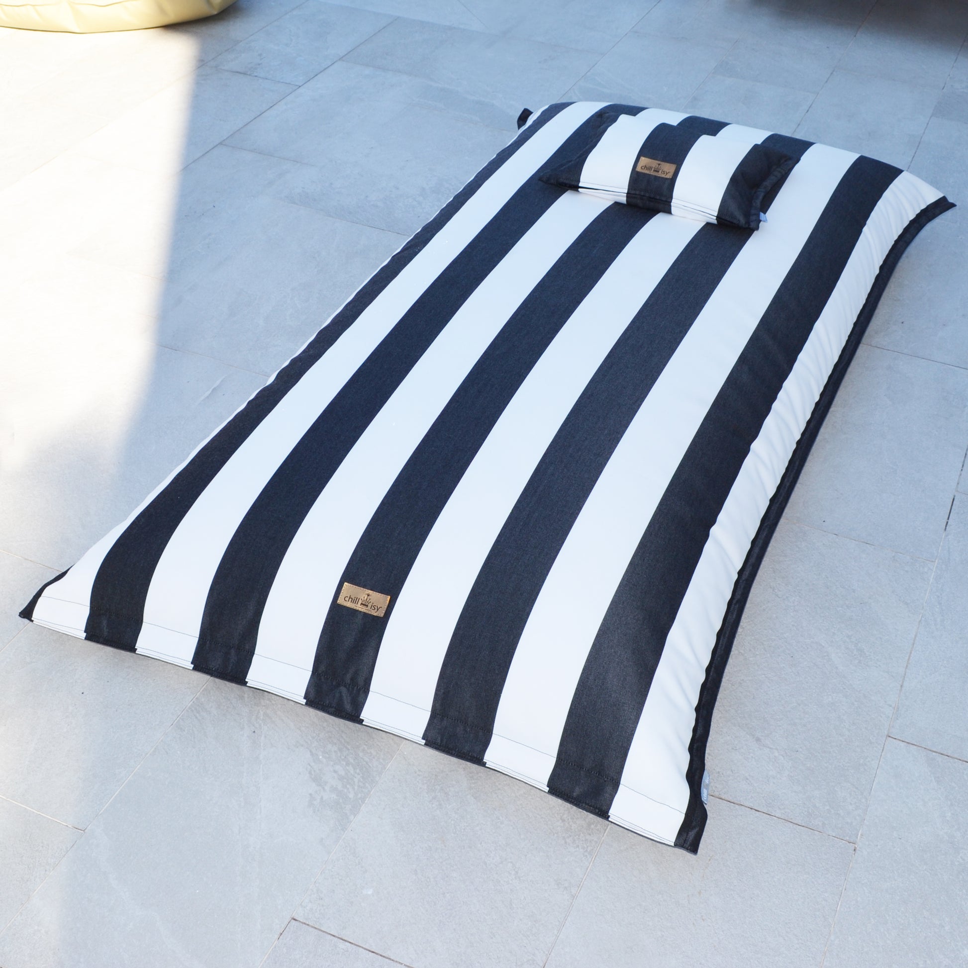 Pool Sitzsack SVETI STEFAN schwarz weiß gestreift für die Verwendung an Land und im Wasser von chillisy.