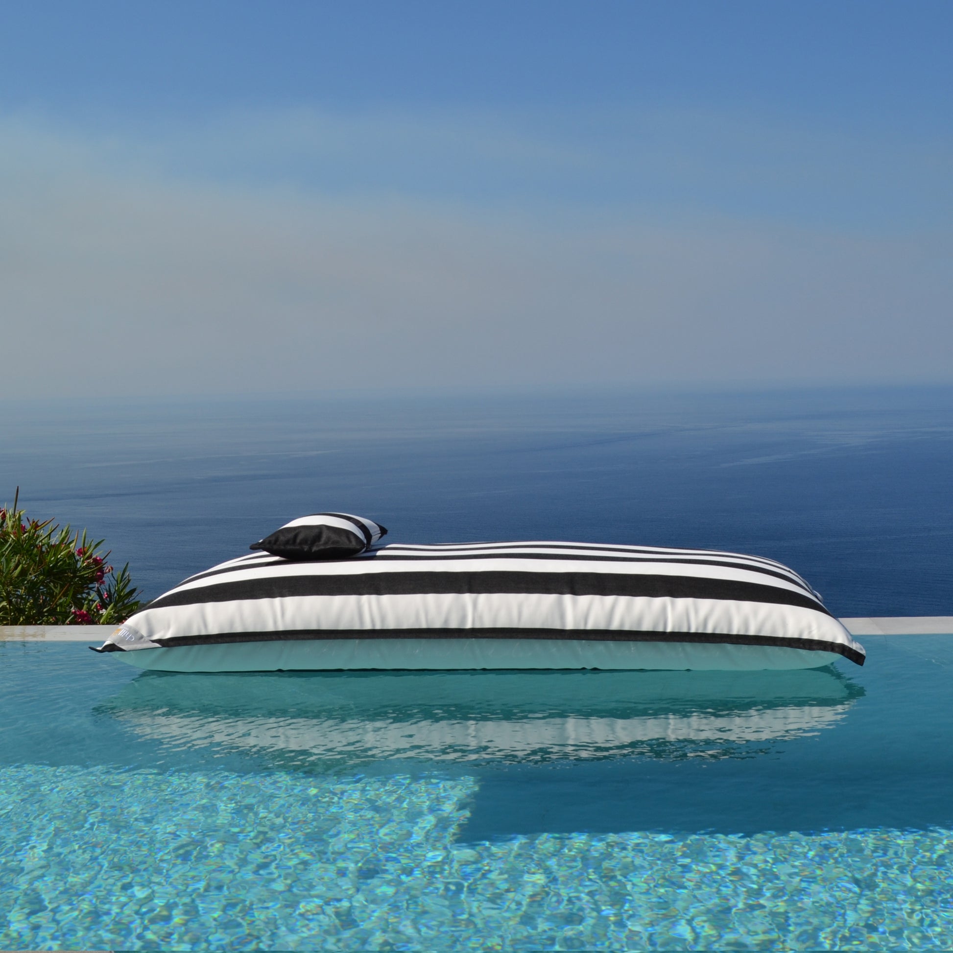 Pool Sitzsack SVETI STEFAN schwarz weiß gestreift für die Verwendung an Land und im Wasser von chillisy.
