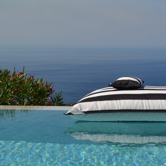 Pool Sitzsack SVETI STEFAN in schwarz weiß gestreift für die Verwendung an Land und im Wasser von chillisy.