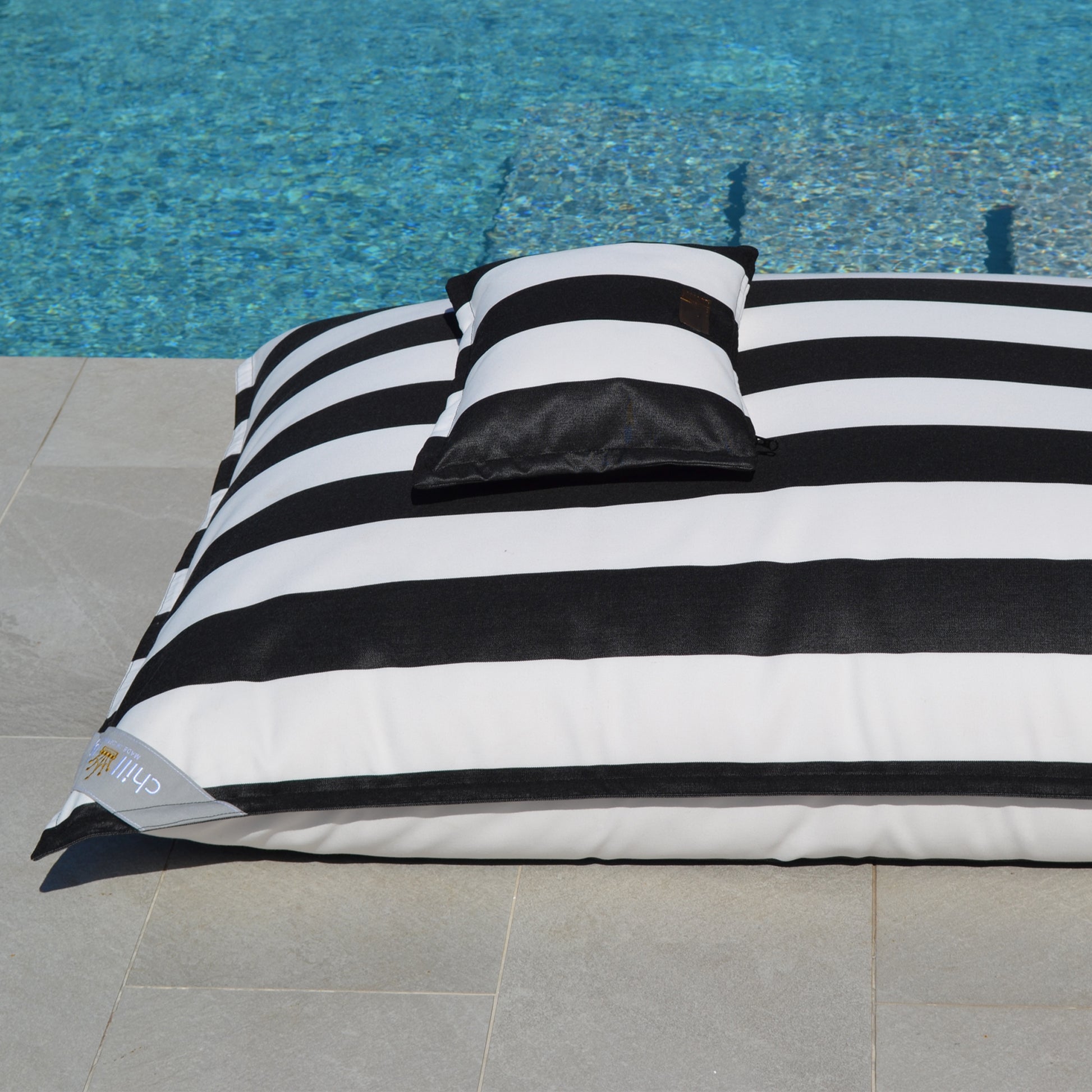Pool Sitzsack SVETI STEFAN schwarz weiß gestreift für die Verwendung an Land und im Wasser von chillisy.