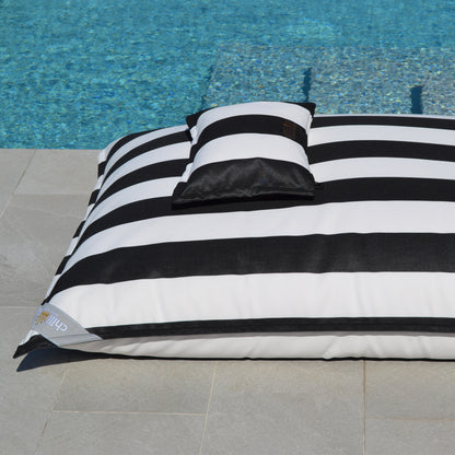 Pool Sitzsack SVETI STEFAN schwarz weiß gestreift für die Verwendung an Land und im Wasser von chillisy.