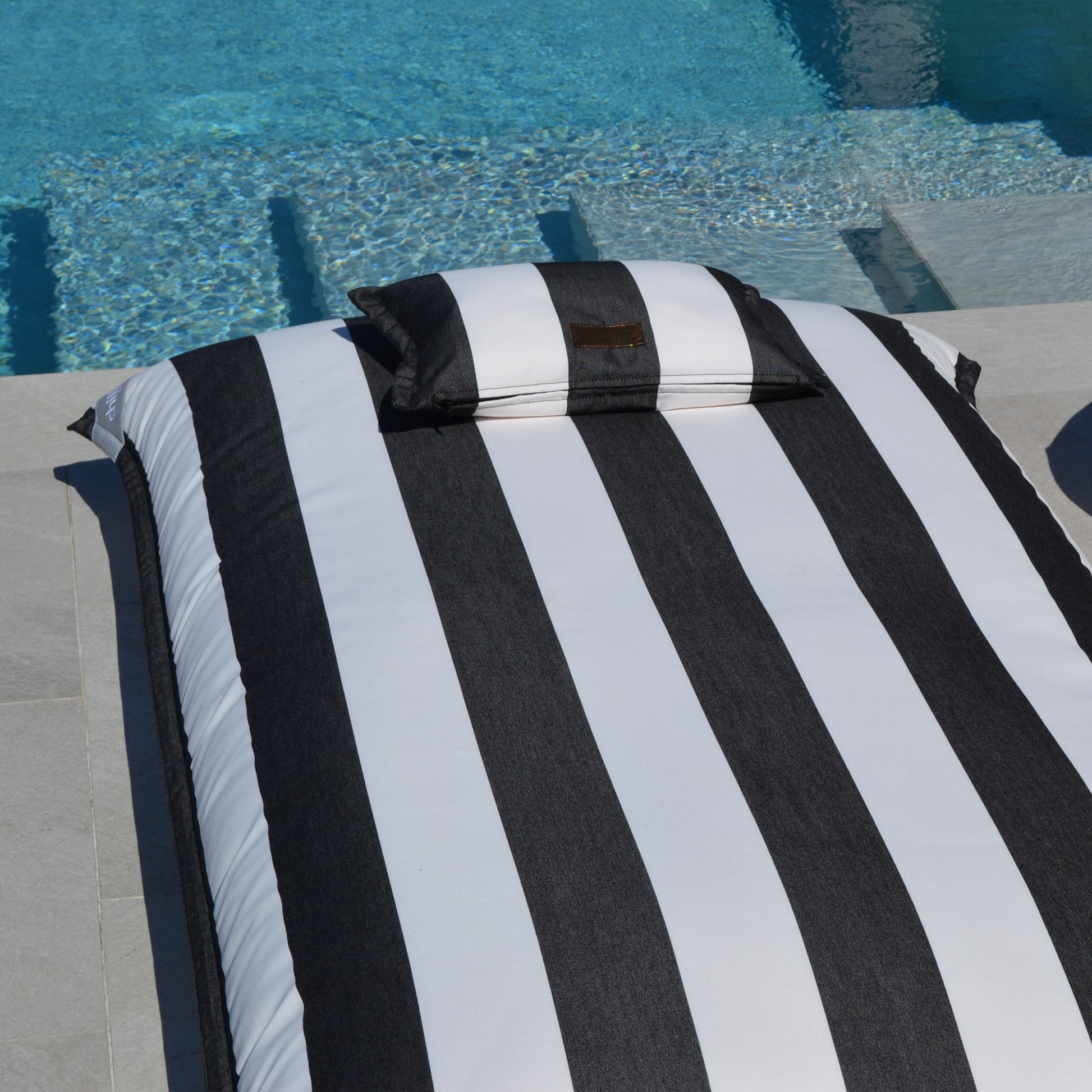 Pool Sitzsack SVETI STEFAN schwarz weiß gestreift für die Verwendung an Land und im Wasser von chillisy.