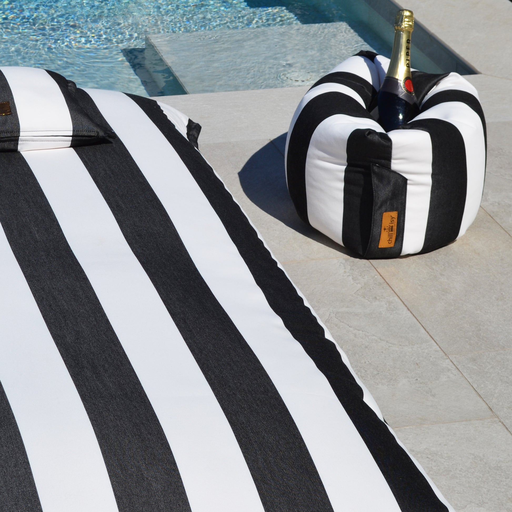 Pool Sitzsack SVETI STEFAN schwarz weiß gestreift für die Verwendung an Land und im Wasser von chillisy.