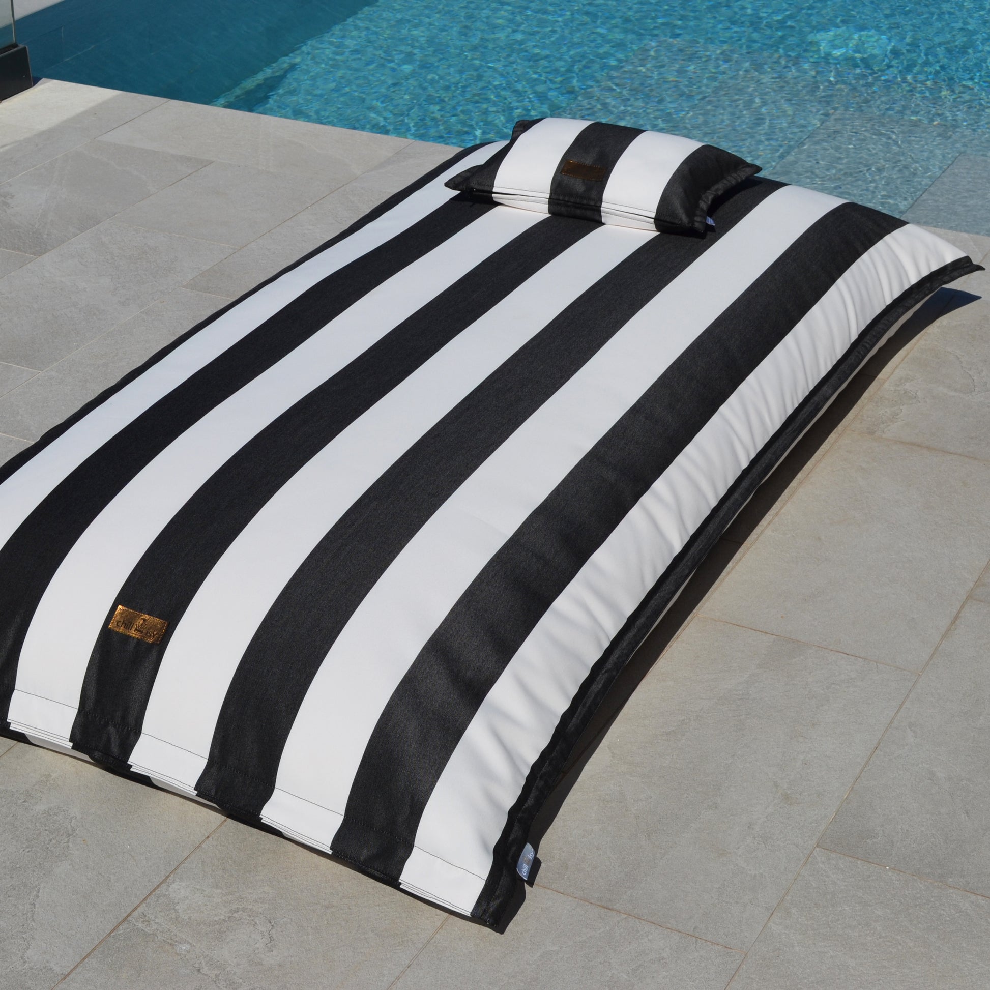 Pool Sitzsack SVETI STEFAN schwarz weiß gestreift für die Verwendung an Land und im Wasser von chillisy.