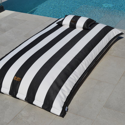 Pool Sitzsack SVETI STEFAN schwarz weiß gestreift für die Verwendung an Land und im Wasser von chillisy.