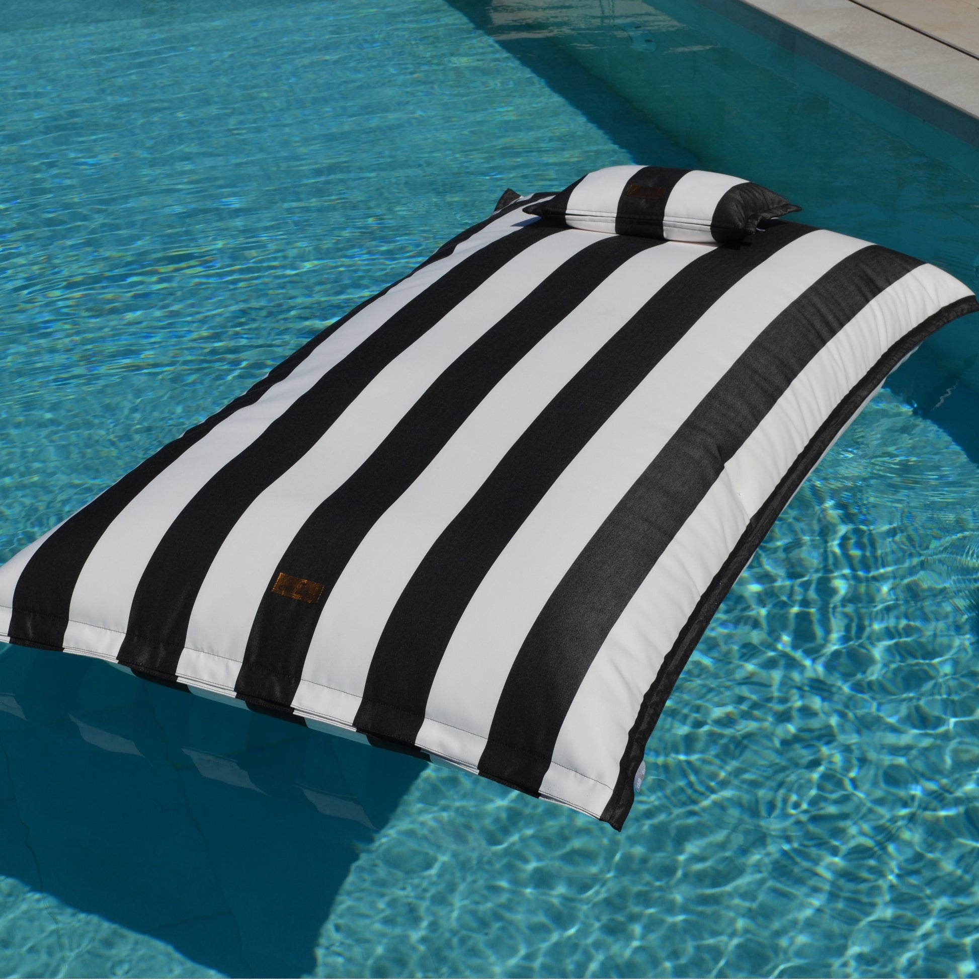 Pool Sitzsack SVETI STEFAN schwarz weiß gestreift für die Verwendung an Land und im Wasser von chillisy.