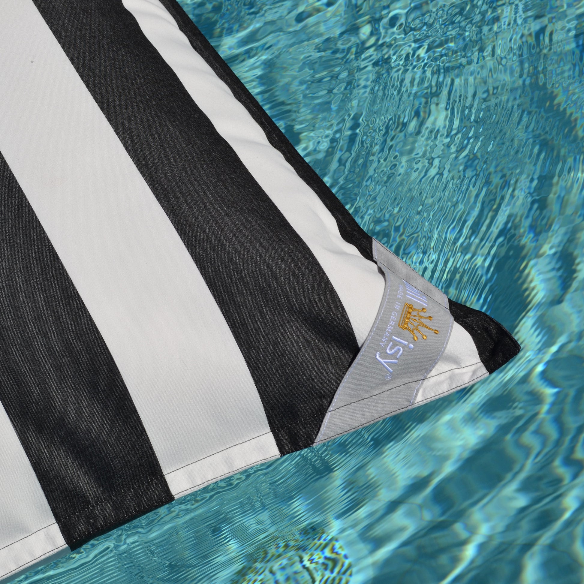 Pool Sitzsack SVETI STEFAN schwarz weiß gestreift für die Verwendung an Land und im Wasser von chillisy.