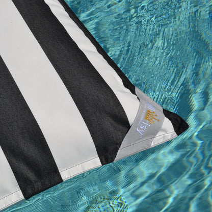 Pool Sitzsack SVETI STEFAN schwarz weiß gestreift für die Verwendung an Land und im Wasser von chillisy.