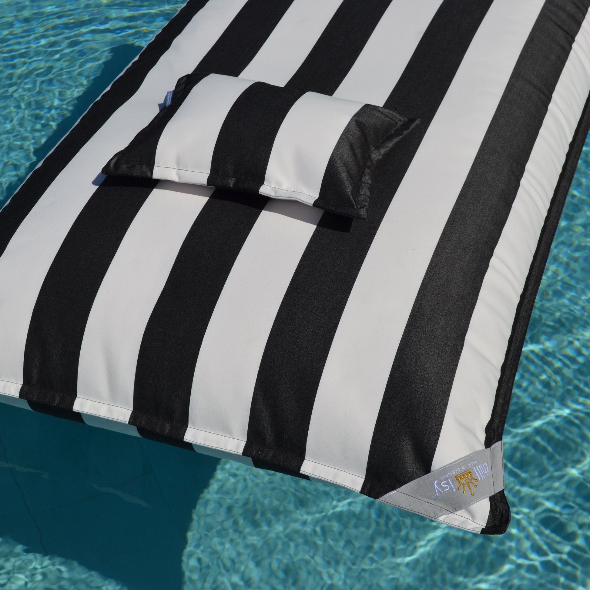 Pool Sitzsack SVETI STEFAN schwarz weiß gestreift für die Verwendung an Land und im Wasser von chillisy.
