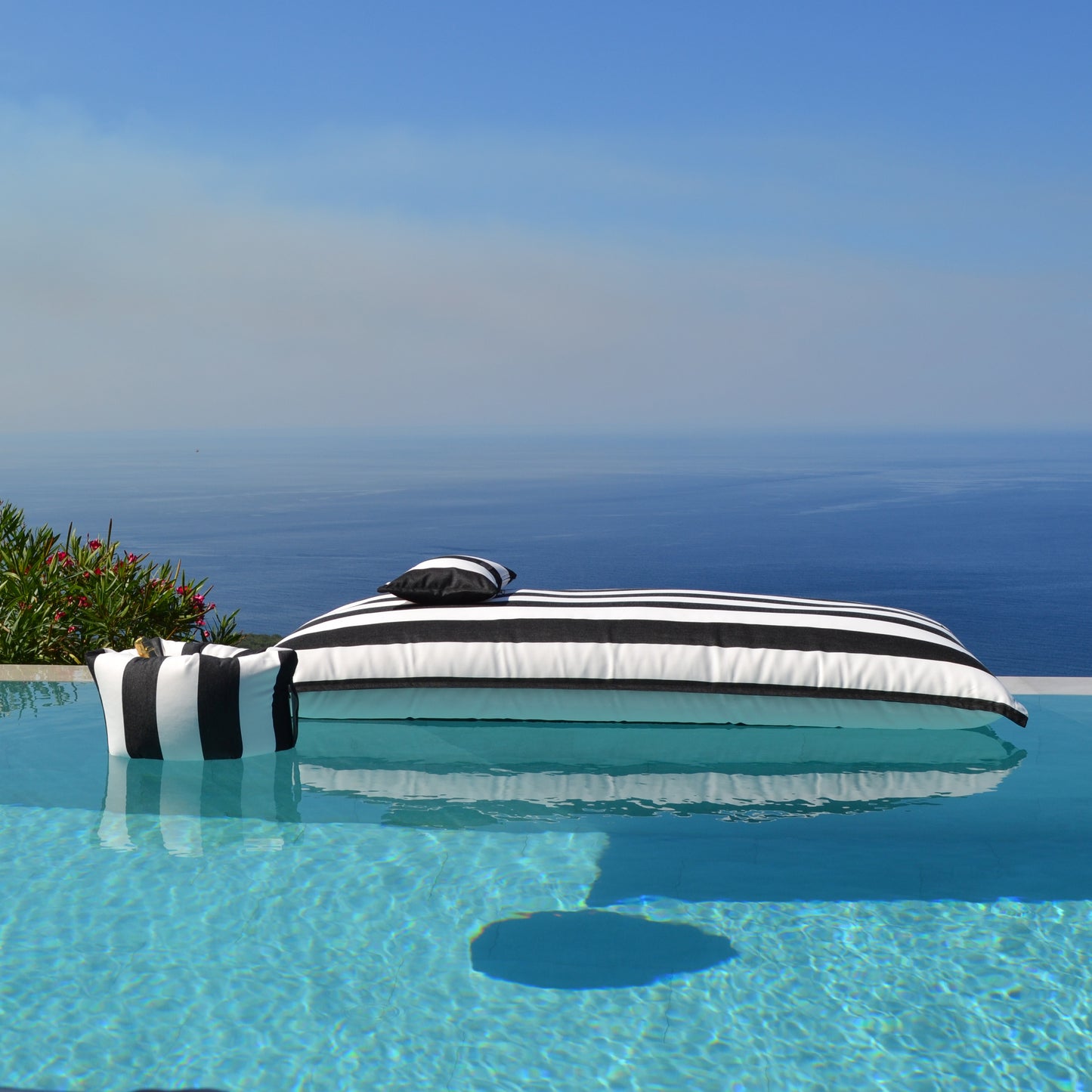 Pool Sitzsack SVETI STEFAN schwarz weiß gestreift für die Verwendung an Land und im Wasser von chillisy.