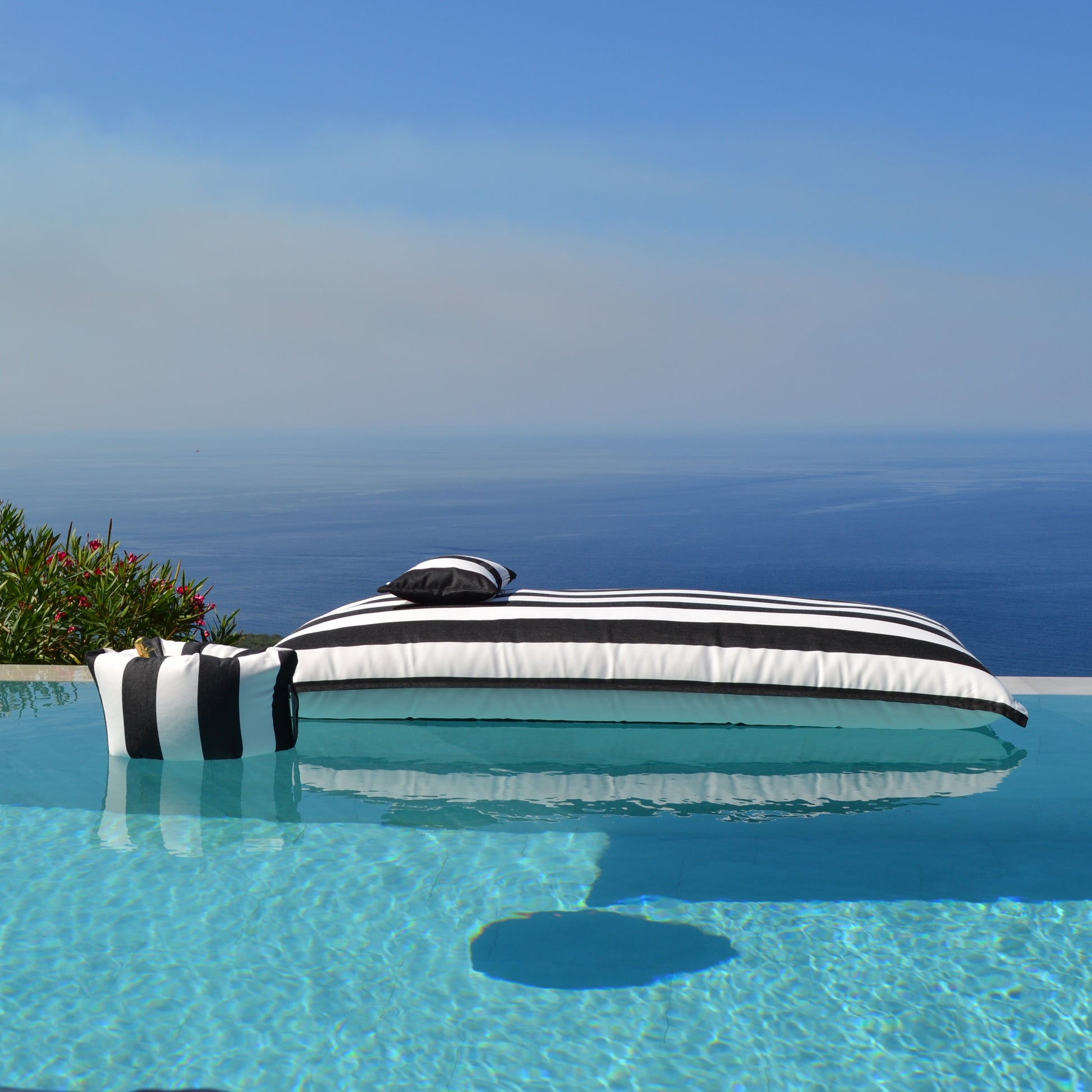 Pool Sitzsack SVETI STEFAN schwarz weiß gestreift für die Verwendung an Land und im Wasser von chillisy.