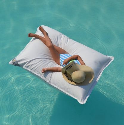 Pool Sitzsack Mallorca Junior, Farbe: Weiß, Größe: 130x100 cm, schwimmt auf dem Wasser . Sitzsack für das Wasser und an Land. Hergestellt von chillisy in Deutschland.