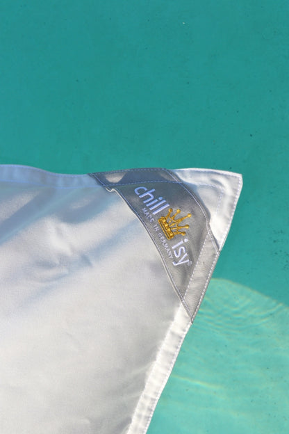 Pool Sitzsack  Mallorca Junior, Farbe: Weiß, Größe: 130x100 cm, schwimmt auf dem Wasser . Sitzsack für das Wasser und an Land. Hergestellt von chillisy in Deutschland.