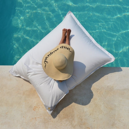 Pool Sitzsack Mallorca Junior, Farbe: Weiß, Größe: 130x100 cm, schwimmt auf dem Wasser . Sitzsack für das Wasser und an Land. Hergestellt von chillisy in Deutschland.