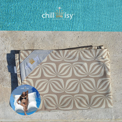 Poolkissenbezug für Premium Poolkissen Maxi 190x130 cm von chillisy im Butterfly Beige Design zusammengelegt am Poolrand
