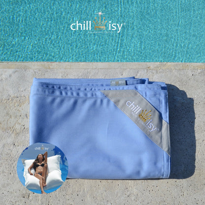 Poolkissenbezug für Premium Poolkissen Maxi 190x130 cm von chillisy in Hellblau zusammengelegt am Poolrand