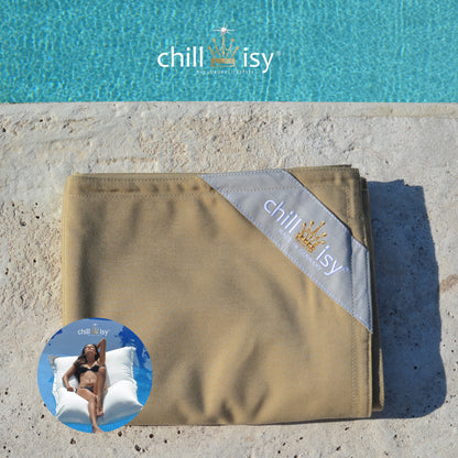 Poolkissenbezug für Premium Poolkissen Maxi 190x130 cm von chillisy in Holzoptik Beige Melange zusammengelegt am Poolrand
