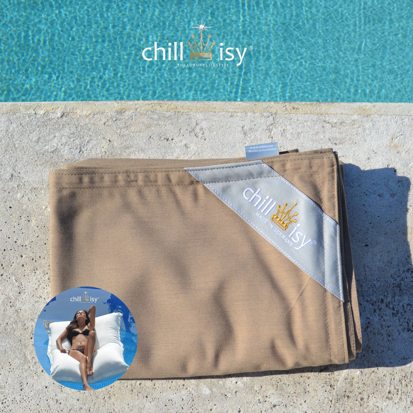 Poolkissenbezug für Premium Poolkissen Maxi 190x130 cm von chillisy in Holzoptik Beige meliert zusammengelegt am Poolrand
