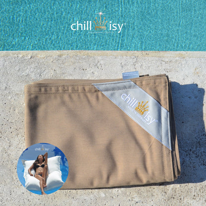 Poolkissenbezug für Premium Poolkissen Maxi 190x130 cm von chillisy in Holzoptik Beige meliert zusammengelegt am Poolrand
