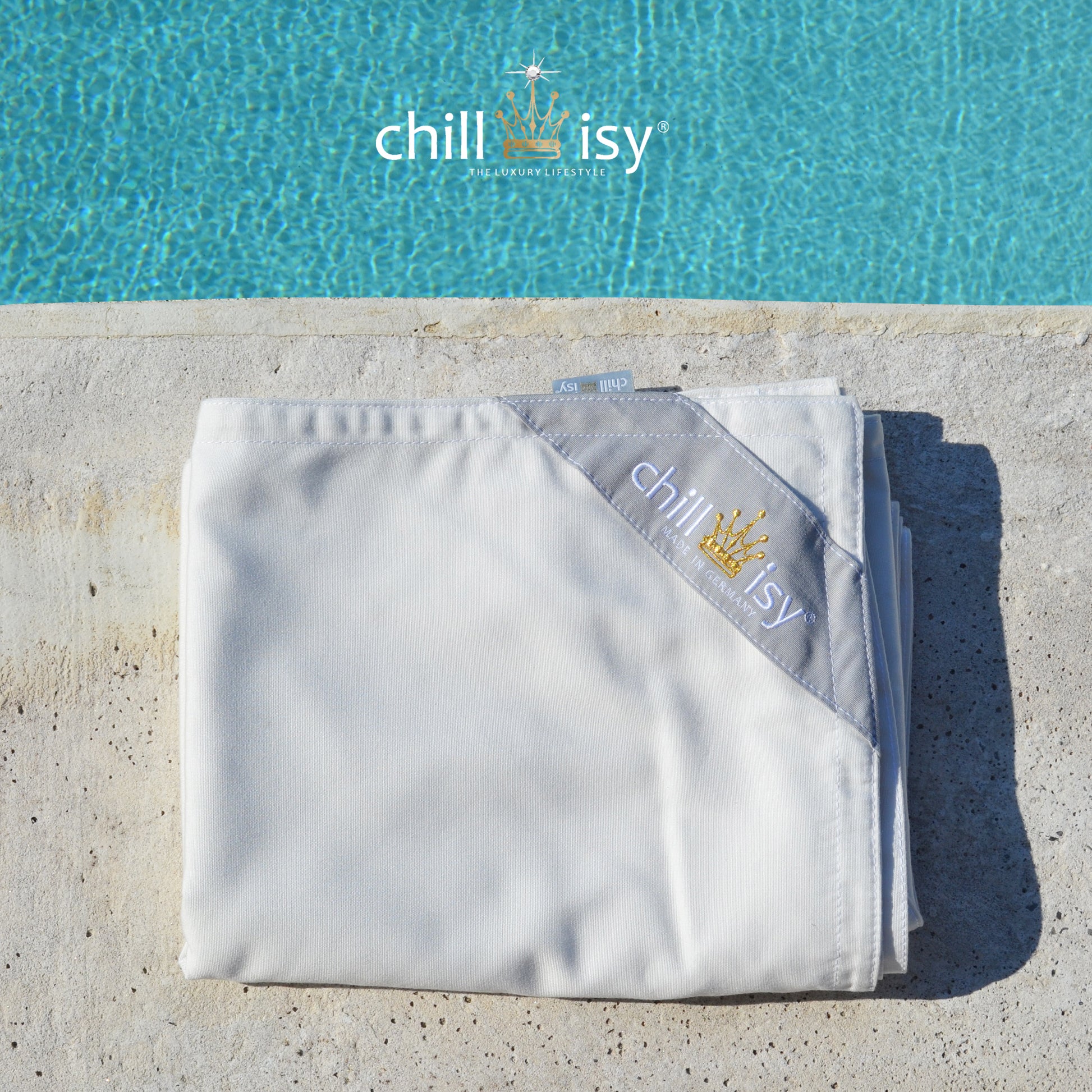 Poolkissenbezug weiß für Premium Poolkissen Maxi 190x120 cm von chillisy zusammengefaltet liegend am Pool