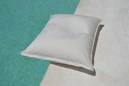 Pool Sitzsack  Mallorca, Farbe: Weiß, Größe: 160x120 cm, schwimmt auf dem Wasser . Sitzsack für das Wasser und an Land. Hergestellt von chillisy in Deutschland.