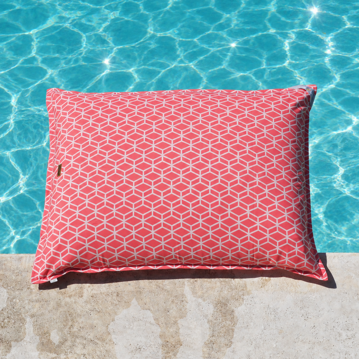 chillisy® Premium Poolkissen MAXI in Koralle mit geometrischem Muster schwimmend im Pool – wasserdichter Pool Sitzsack Made in Germany