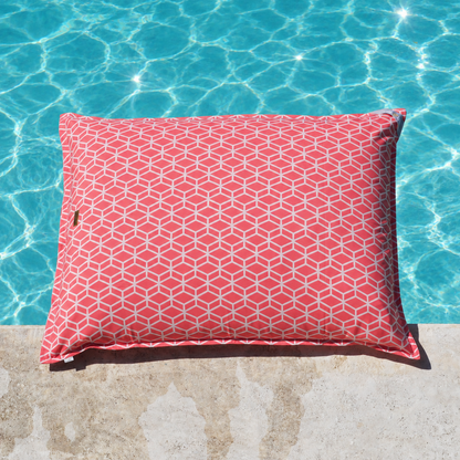 chillisy® Premium Poolkissen MAXI in Koralle mit geometrischem Muster schwimmend im Pool – wasserdichter Pool Sitzsack Made in Germany