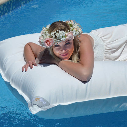 Weißes Premium Poolkissen Midi 160x120 cm mit wasserdichten Innensack, hergestellt von chillisy in Deutschland.