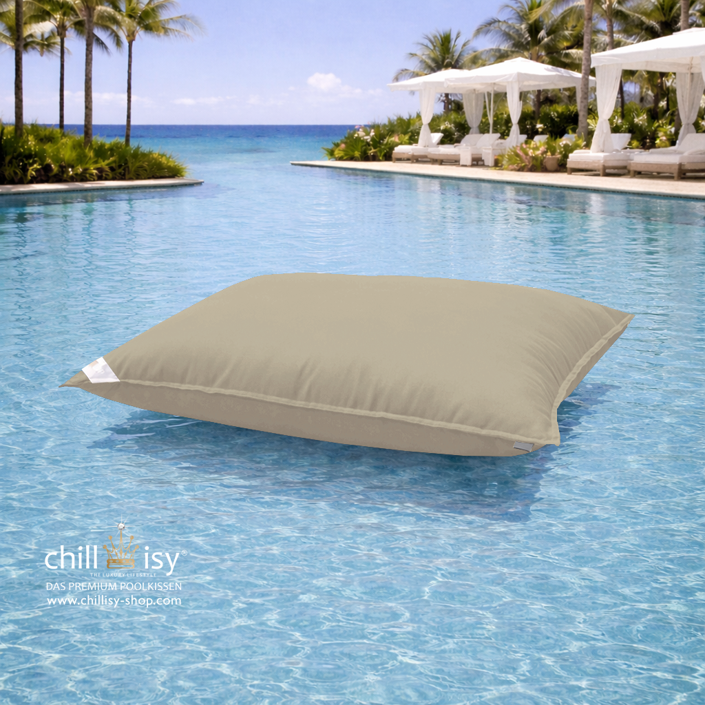 Premium Poolkissen Maxi 190x130 cm von chillisy in Butter Karamell Gold im Pool mit Meeranschluss treibend.