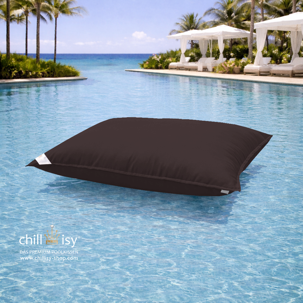 Premium Poolkissen Maxi 190x130 cm von chillisy in Dunkelbraun Schokolade im Pool mit Meeranschluss treibend.