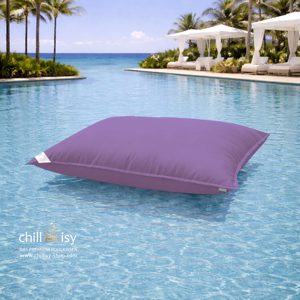 Premium Poolkissen Maxi 190x130 cm von chillisy in Flieder lila im Pool mit Meeranschluss treibend.