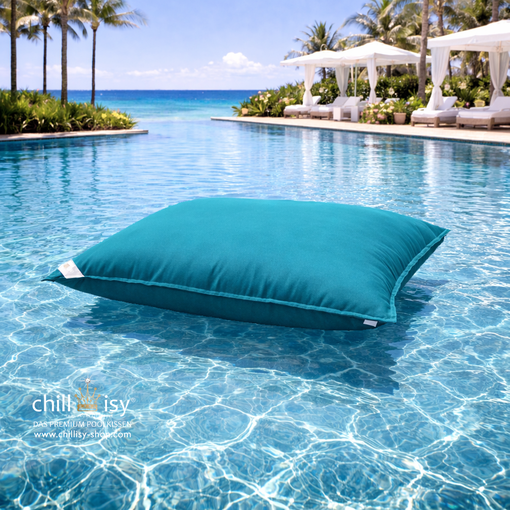 Premium Poolkissen Maxi 190x130 cm von chillisy in Petrol Grün-Blau im Pool mit Meeranschluss treibend.