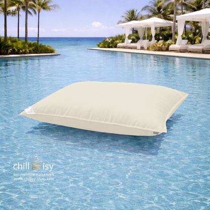 Premium Poolkissen Maxi 190x130 cm von chillisy in Sand im Pool mit Meeranschluss treibend.