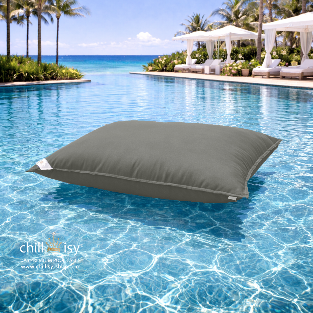 Premium Poolkissen Maxi 190x130 cm von chillisy in Taupe im Pool mit Meeranschluss treibend.