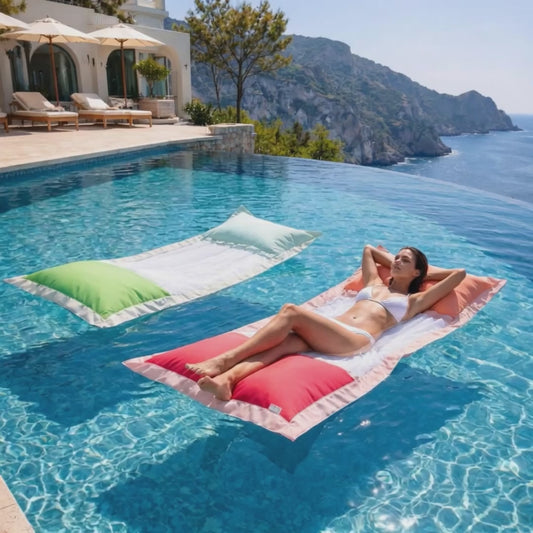 Wasserhängematten mit Netz von chillisy im Pool mit Meerblich treibend mit Bikini Frau darauf entspannend.