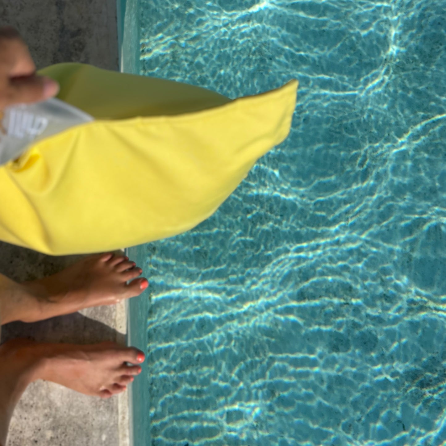 Schwimmmkissen Formentera in der Farbe Limone 60x60 cm, Verwendung: Wasser und Land. Marke: chillisy