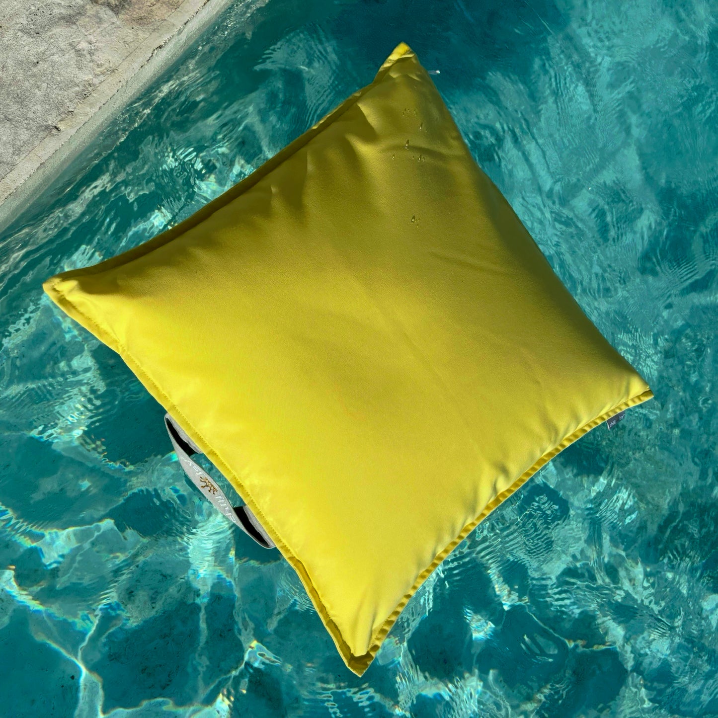 Schwimmmkissen Formentera in der Farbe Limone 60x60 cm, Verwendung: Wasser und Land. Marke: chillisy