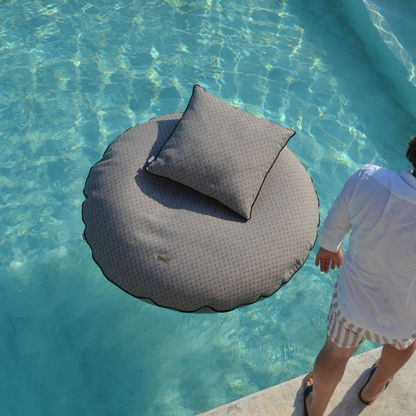 Kissen Insel im Boho Style die an Land und im Wasser verwendet werden kann durch das spezielle und umweltfreundliche chillisy Finish.