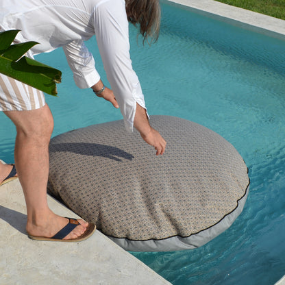 Kissen Insel im Boho Style die an Land und im Wasser verwendet werden kann durch das spezielle und umweltfreundliche chillisy Finish.