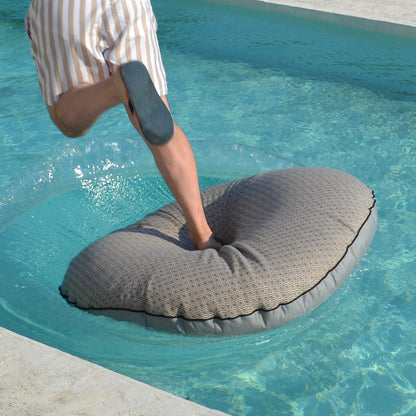 Kissen Insel im Boho Style die an Land und im Wasser verwendet werden kann durch das spezielle und umweltfreundliche chillisy Finish.