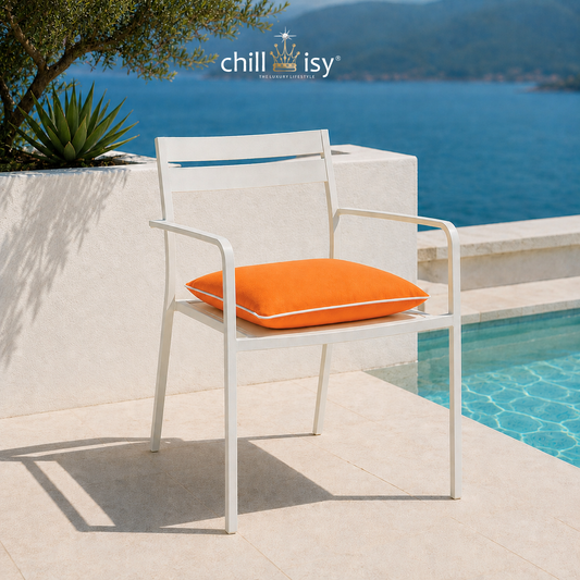 Sitzkissen Summertime in Mandarine Orange auf modernem weißen Gartenstuhl am Pool – hochwertiges Outdoor Sitzkissen von chillisy® Made in Germany für Terrasse, Balkon & Garten
